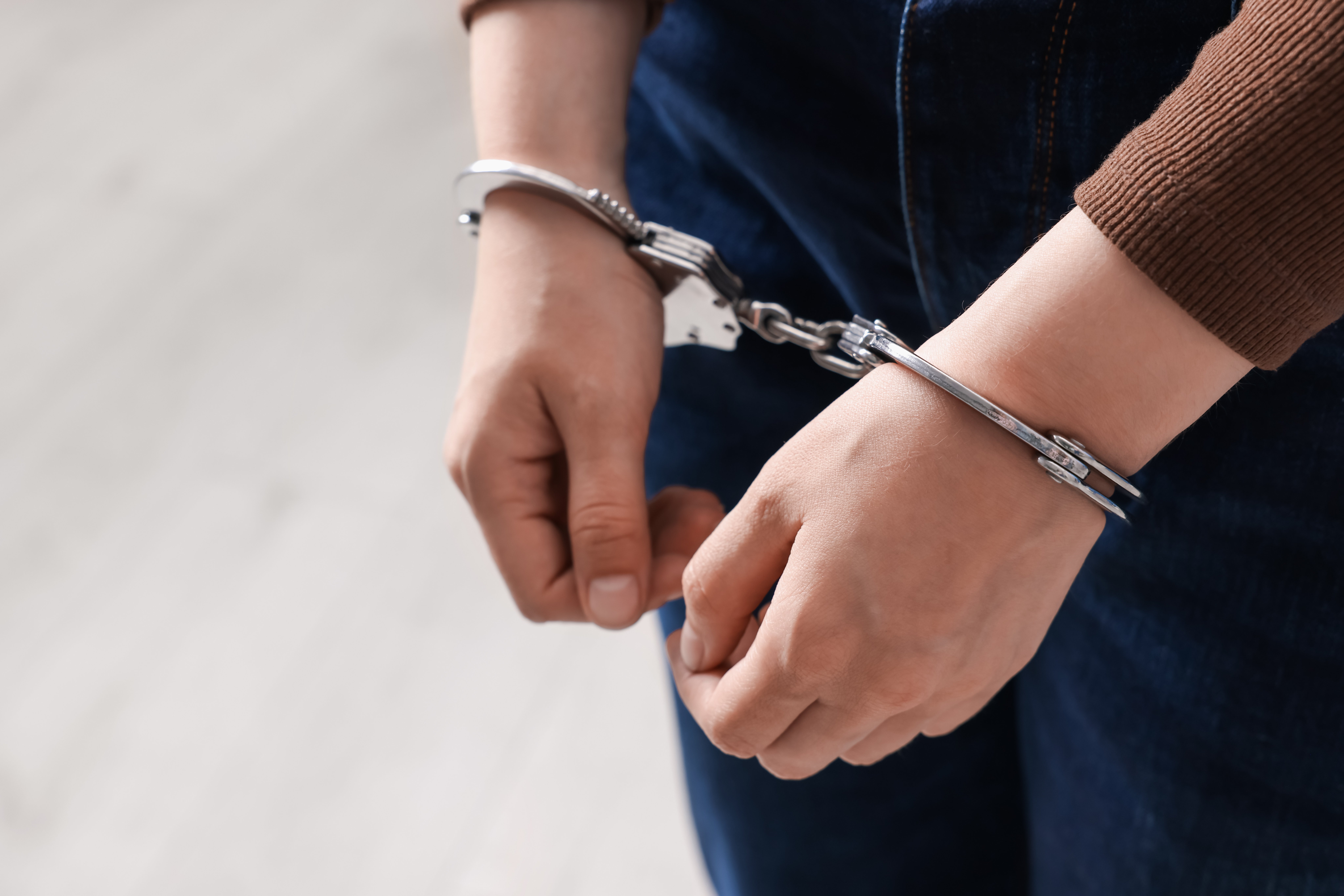 A la cárcel: mujer habría abandonado a tres niños de 4, 5 y 8 años
