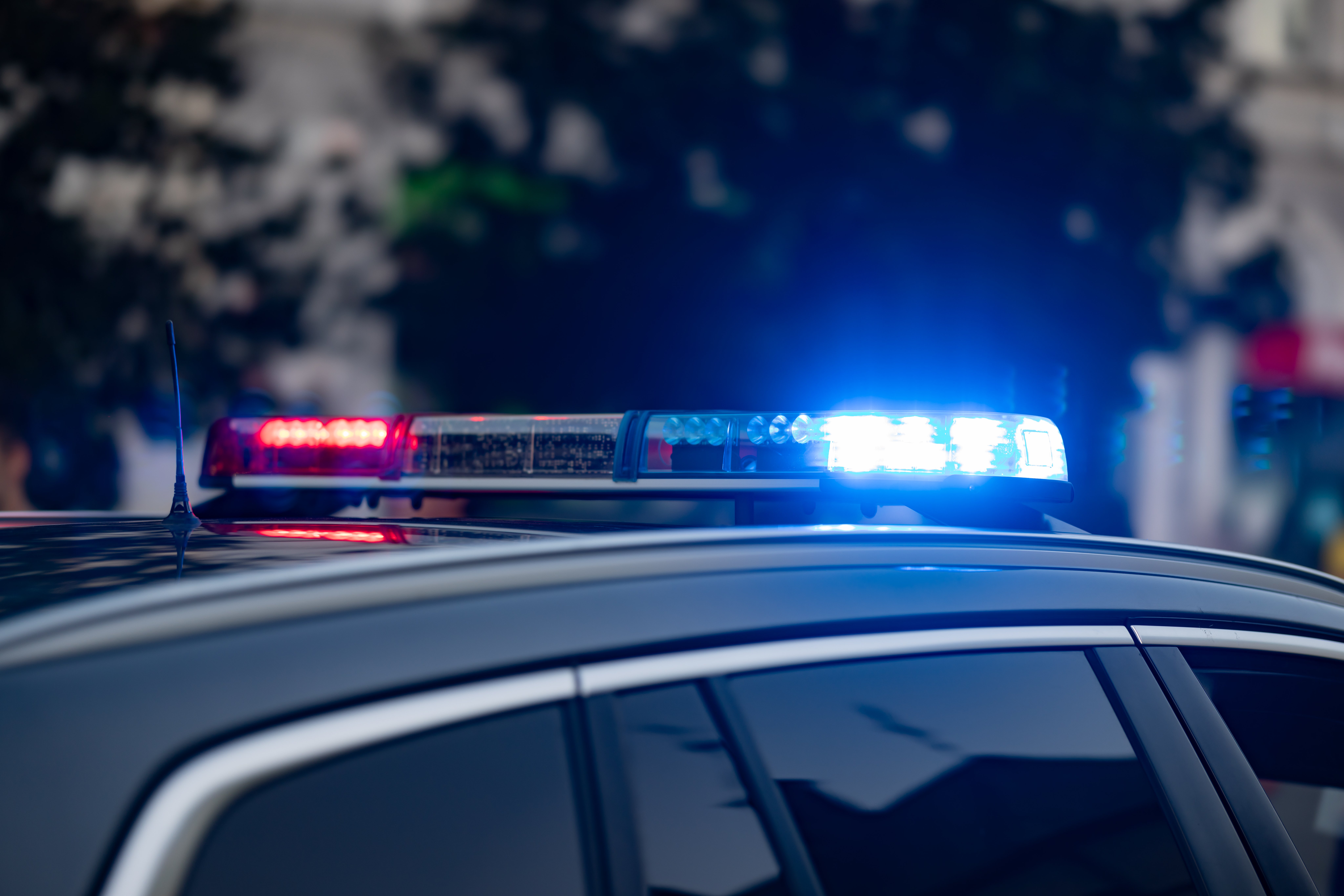 Conductor huye de parada de tráfico y termina escondido en un cobertizo en San Antonio, según DPS