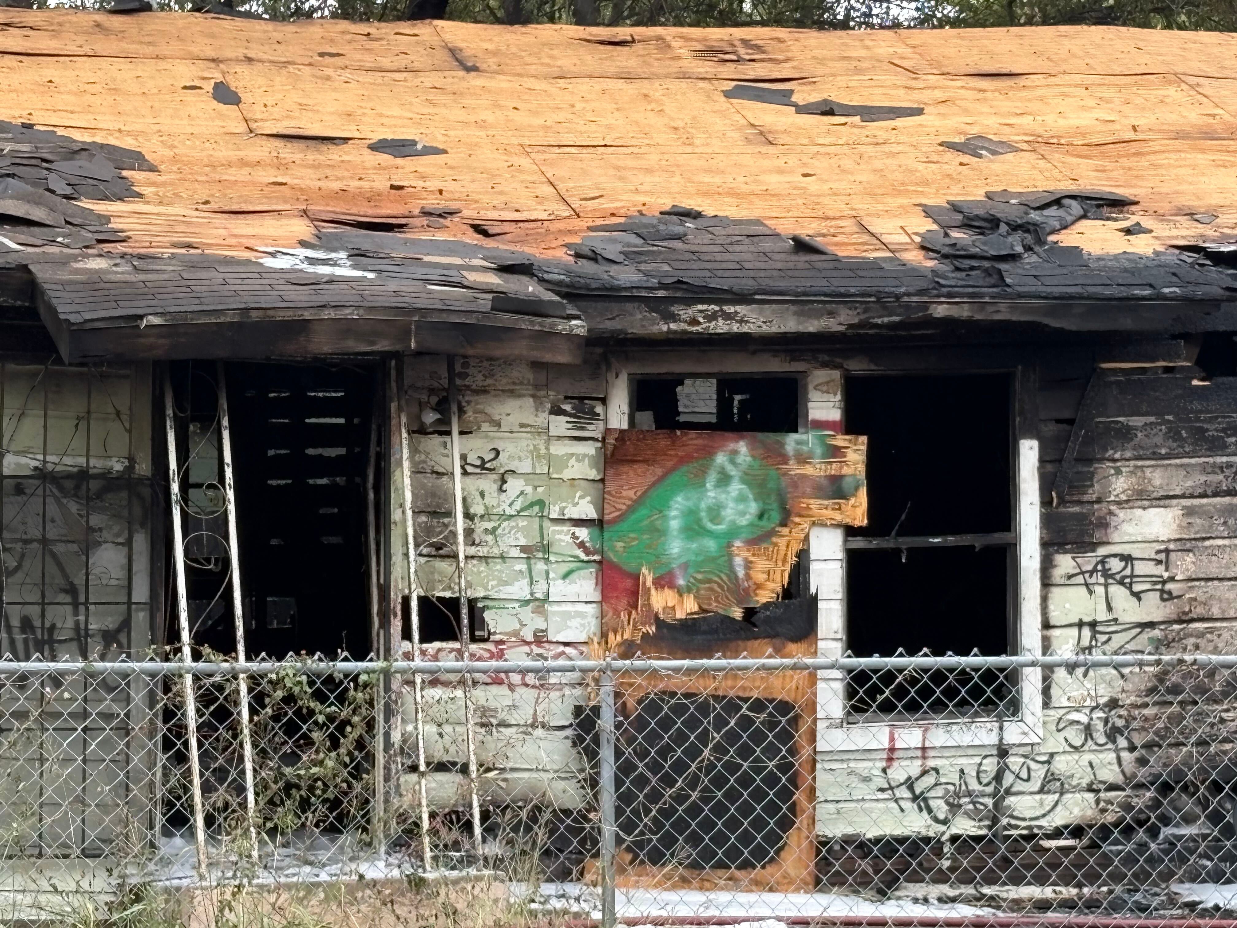 Investigan incendio que destruyó vivienda desocupada en San Antonio