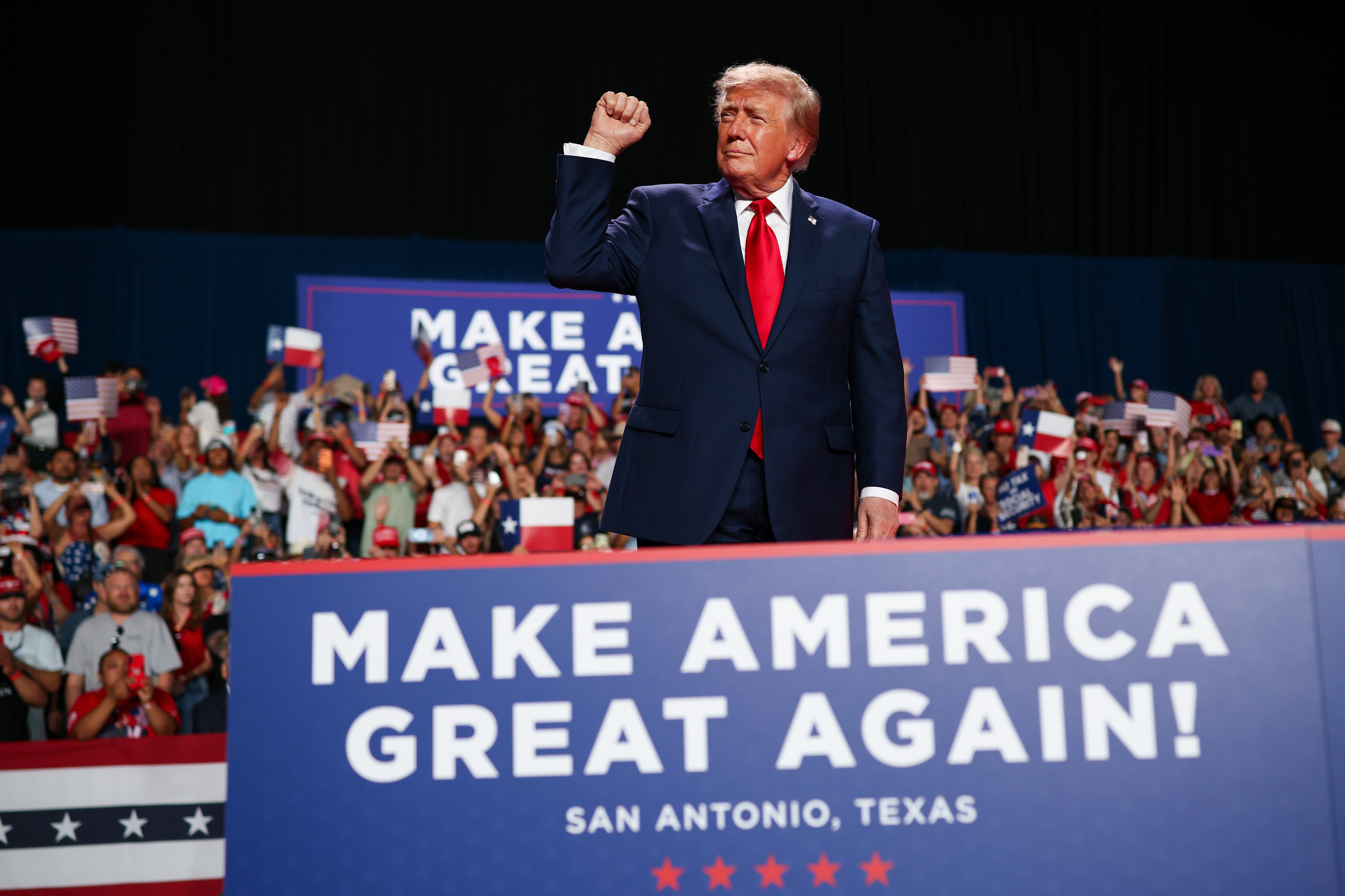 En un reñido contexto electoral, Trump dedica mensaje a inmigración y economía
