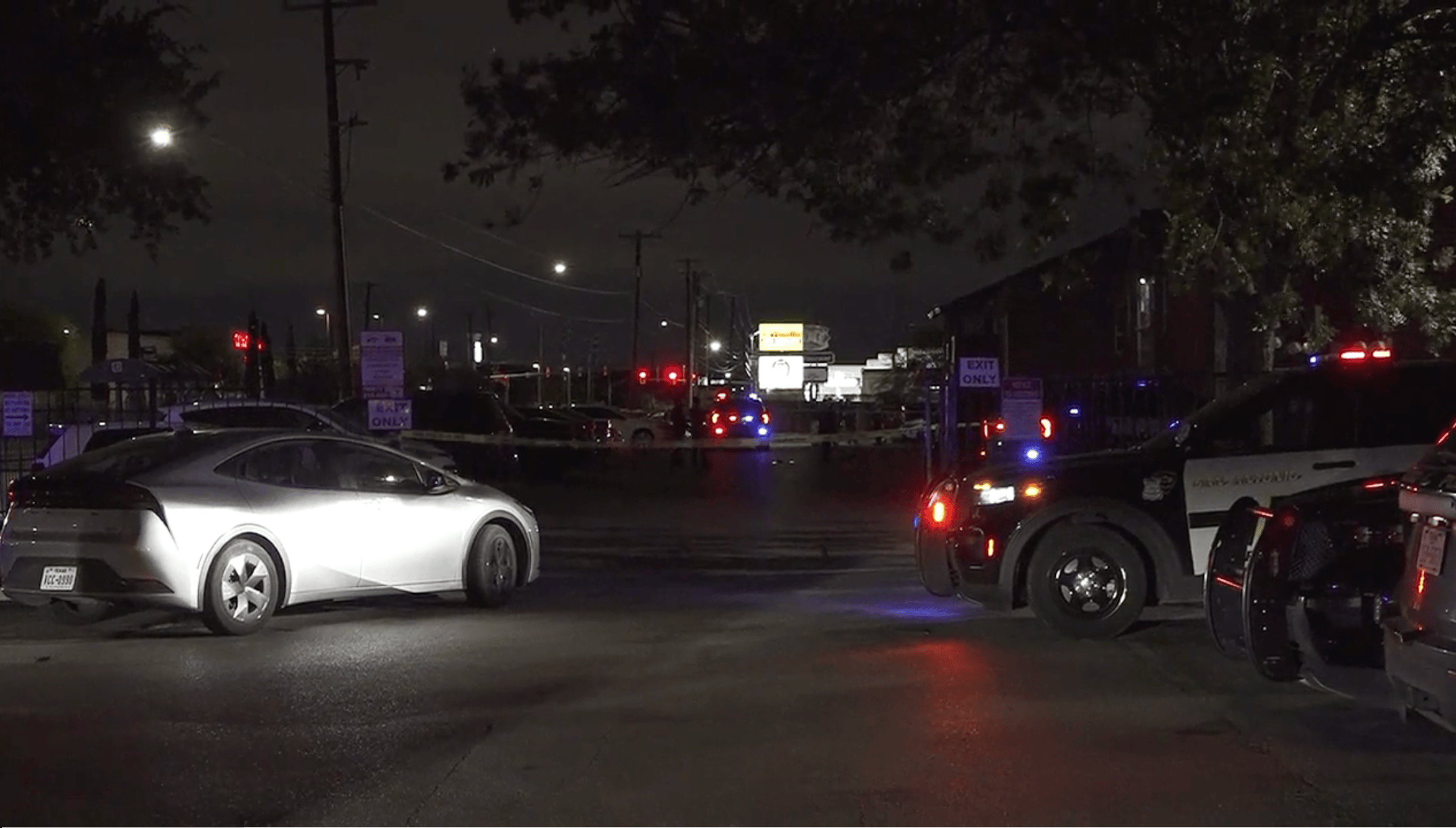 Hieren de bala a hombre en estacionamiento de complejo de apartamentos en San Antonio