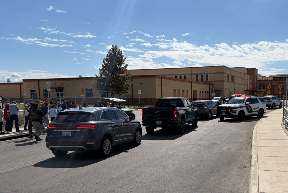 Desalojan preparatoria en San Antonio tras amenaza de bomba