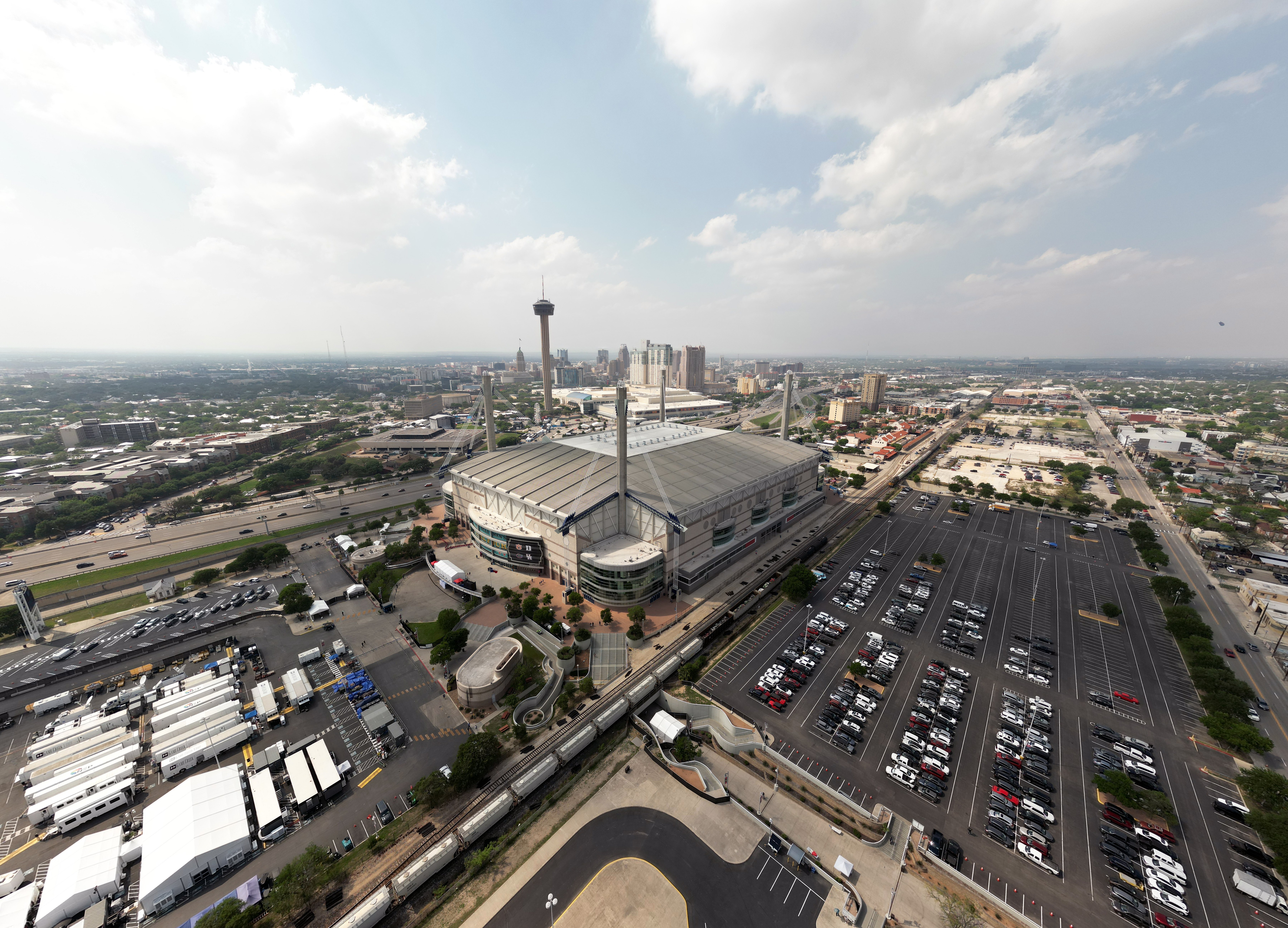 Militar muere tras caer durante demostración antes de partido de UTSA en el Alamodome