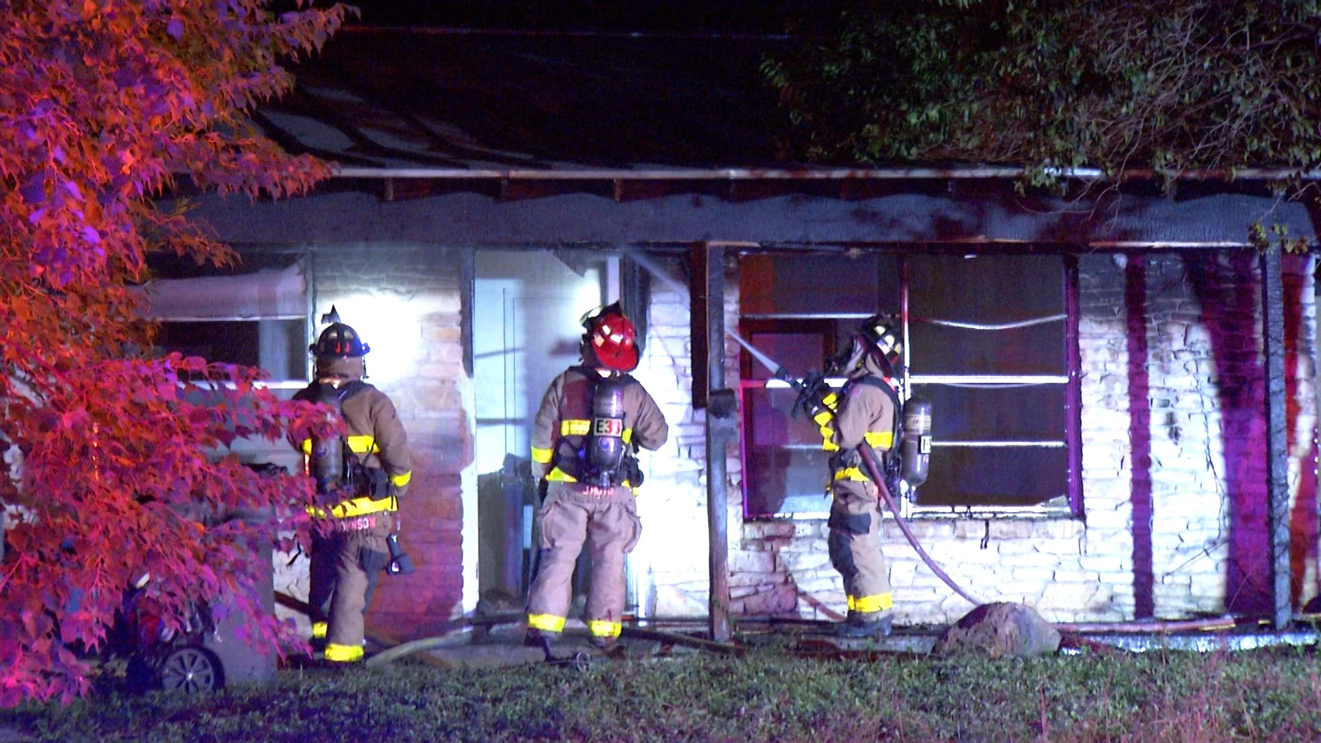 Hombre muere y mujer es hospitalizada tras incendio en una residencia en San Antonio