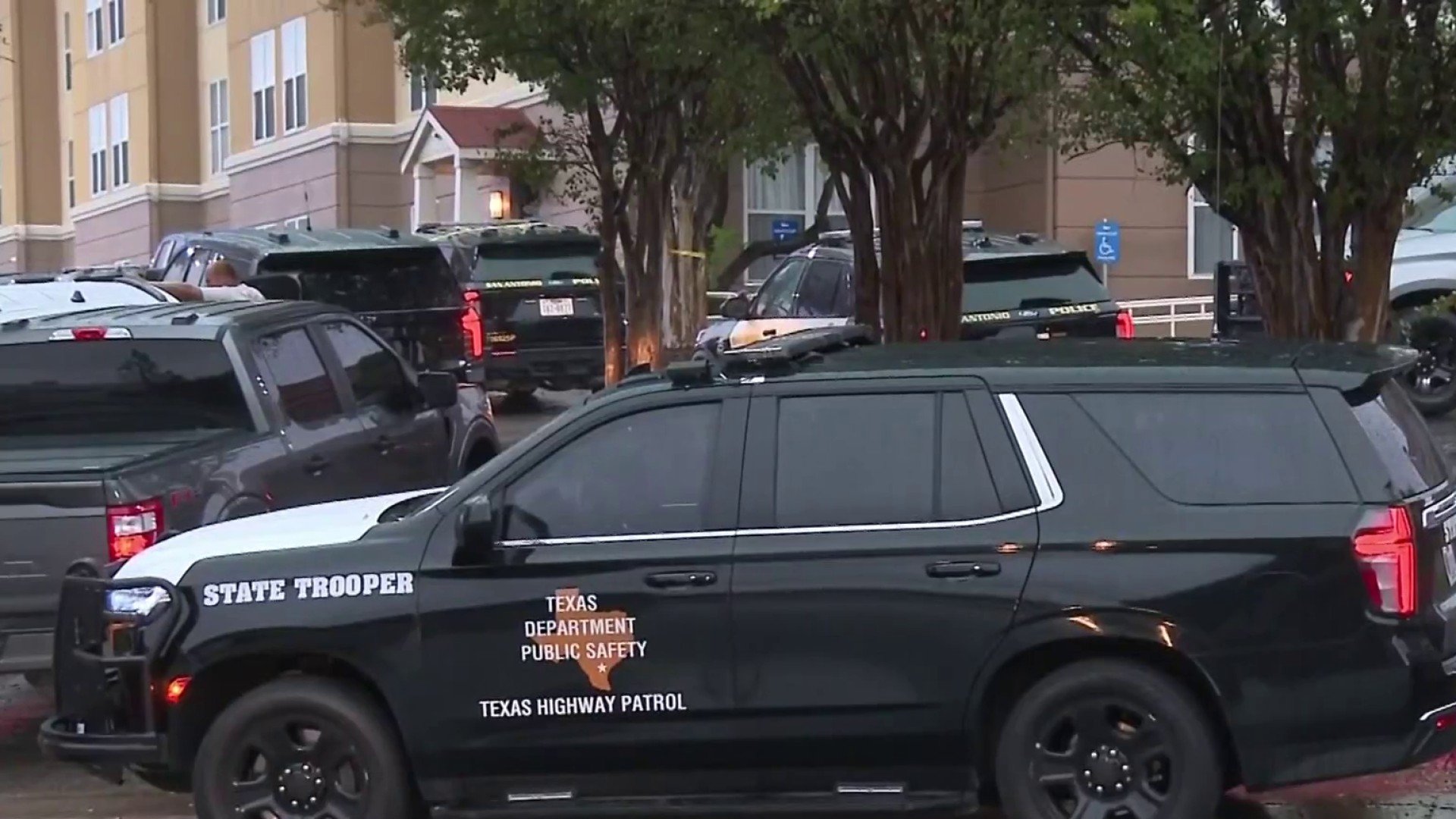Buscan a conductor que habría disparado contra oficiales de DPS en San Antonio