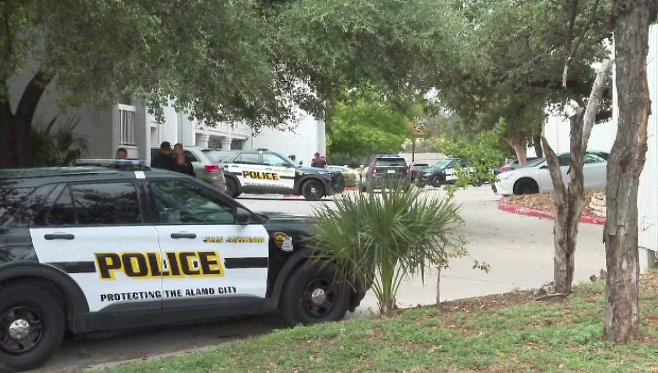 Hombre resulta herido tras ser apuñalado en un motel en San Antonio