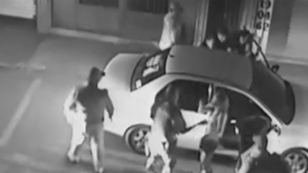 Captado en cámara: policias patean en el piso a conductor