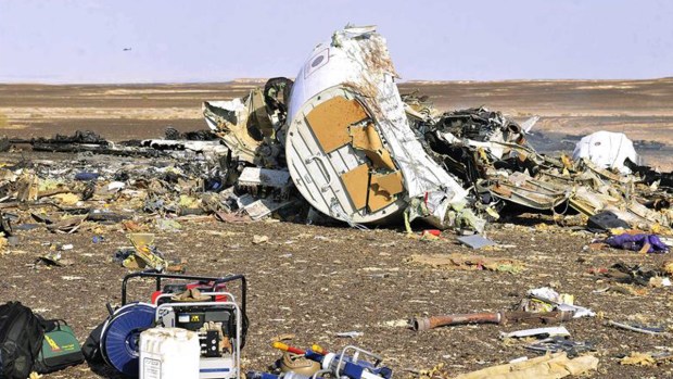 Visitan restos del avión ruso que se estrelló