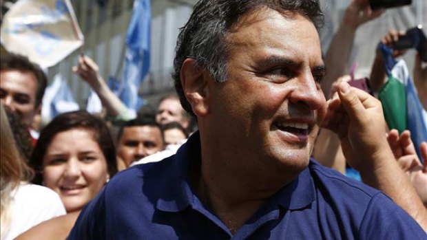 Video: Brasil: Neves se da baño de multitudes