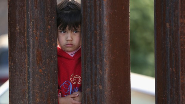 Video: Niños migrantes saturan albergues