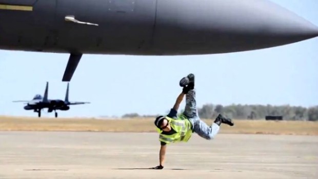 Video: ¿La Fuerza Aérea le paga por esto?