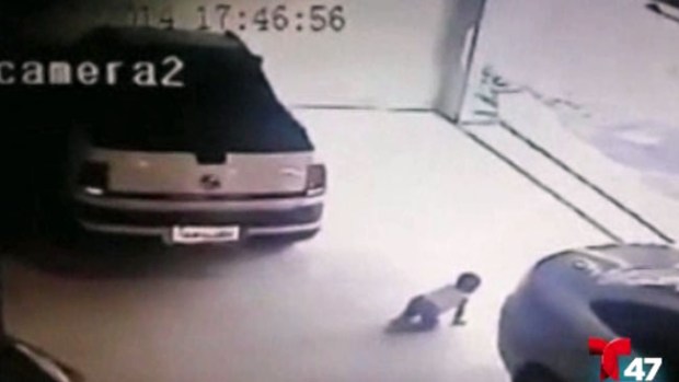 Video: Bebé sobrevive escalofriante atropello