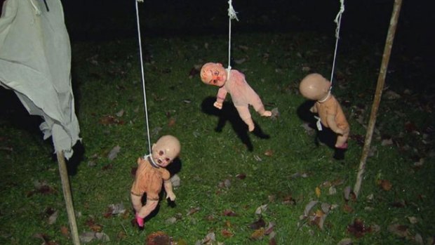 Video: Pleito vecinal por tenebroso decorativo