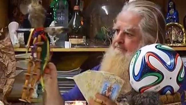 Video: Brujo Mayor predice 4 finalistas de Brasil