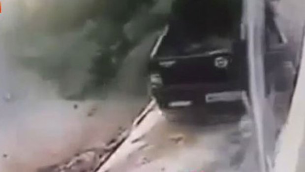 Video: A punto de morir por esperar el autobús