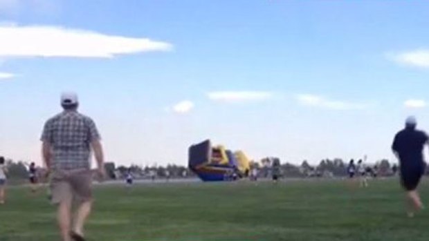 Video: Otra casa inflable sale volando con niños