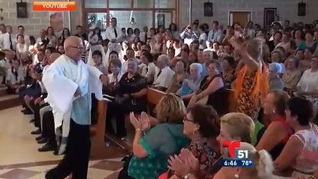 Video: Furor: ¡cura da misa bailando sevillanas!