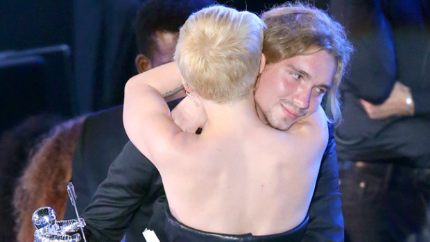 Video: Miley Cyrus arropa a desamparado