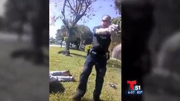 Video: A un paso de pegarle un tiro en la cabeza