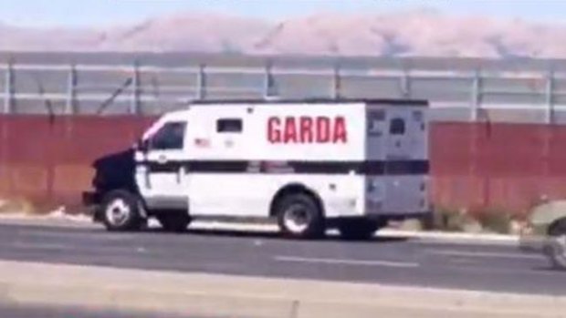 Video: Dinero sale volando de camión blindado