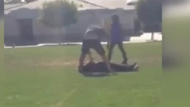 Video: Amigos muelen a palos a estudiante