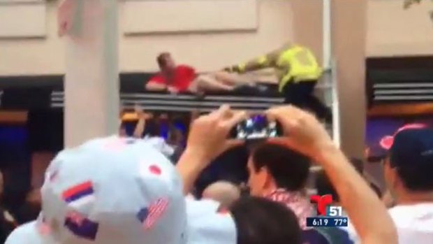Video: Joven casi se mata por animar a EEUU