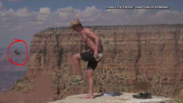 Video: Hombre patea a ardilla y la lanza al vacío