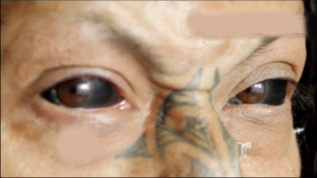 Video: ¡Insólito! Hombre se tatúa los ojos