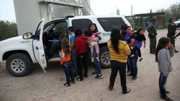 Video: Abre nuevo centro para migrantes en TX