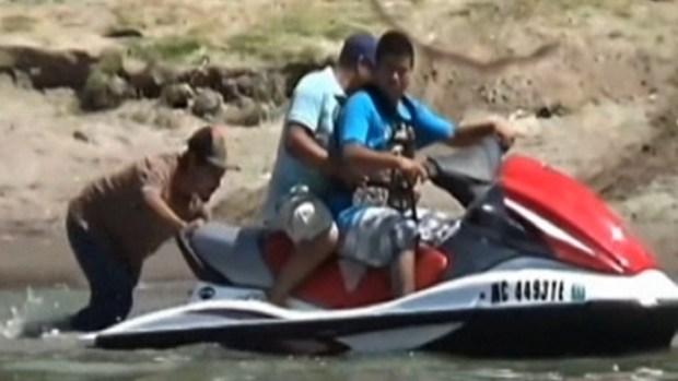Video: Inmigrantes cruzan el Río Bravo en jet ski