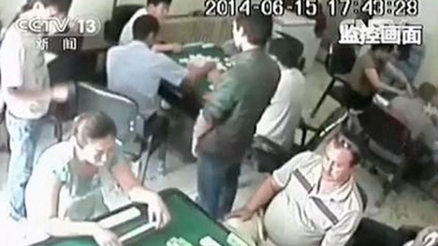 Video: Hacha, bates y muerte en salón de juegos