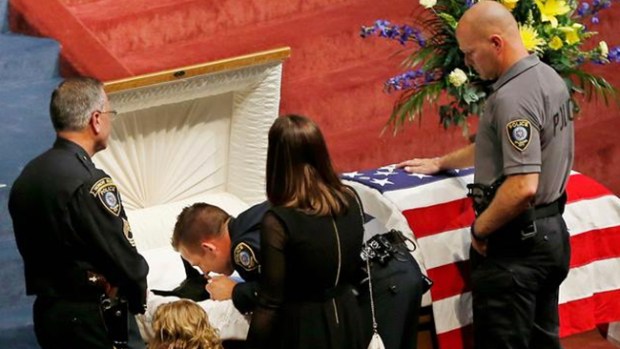 Video: Perro policía recibe funeral con honores