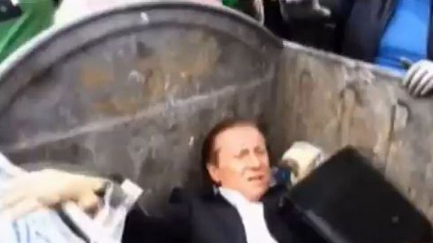 Video: Legislador es lanzado a asqueroso lugar