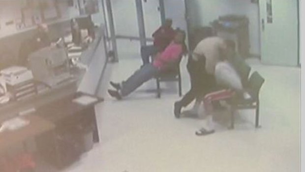 Video: Mira qué hizo tras apalear al preso