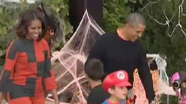 Video: Obama celebra Halloween sin disfraz