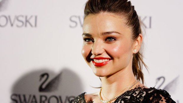 Video: Miranda Kerr impacta con foto en topless