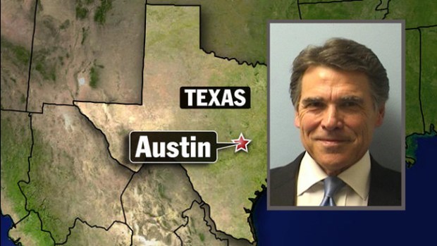 Video: Rick Perry acude a corte para ser fichado