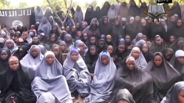 Video: Escapan 63 secuestradas nigerianas