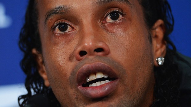 Video: Ronaldinho es víctima de insulto racial