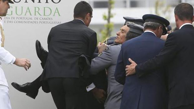 Video: Presidente luso colapsa en pleno acto