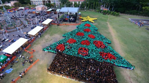 Video: Récord por Árbol de Navidad Humano