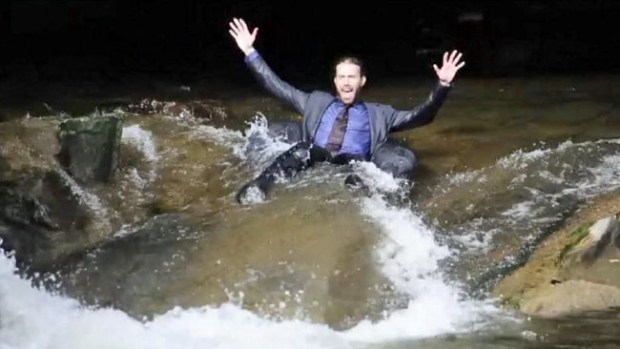 Video: Van al trabajo en neumático y por el río