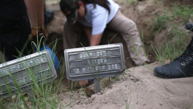 Video: La última morada de niños inmigrantes