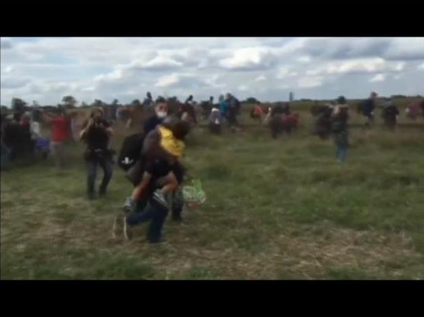 Identifican a migrante agredido por reportera húngara