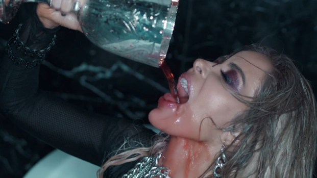 Gloria Trevi: sexy criatura de la noche en “Que me duela”