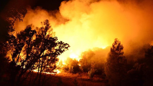 CA: Más de mil evacuados por incendios