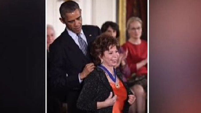 Isabel Allende: "maravillada" con medalla