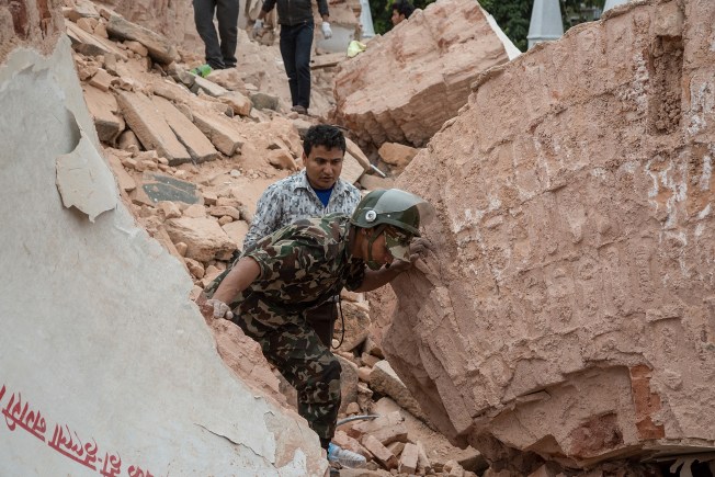 Drone vuela sobre destrucción en Nepal